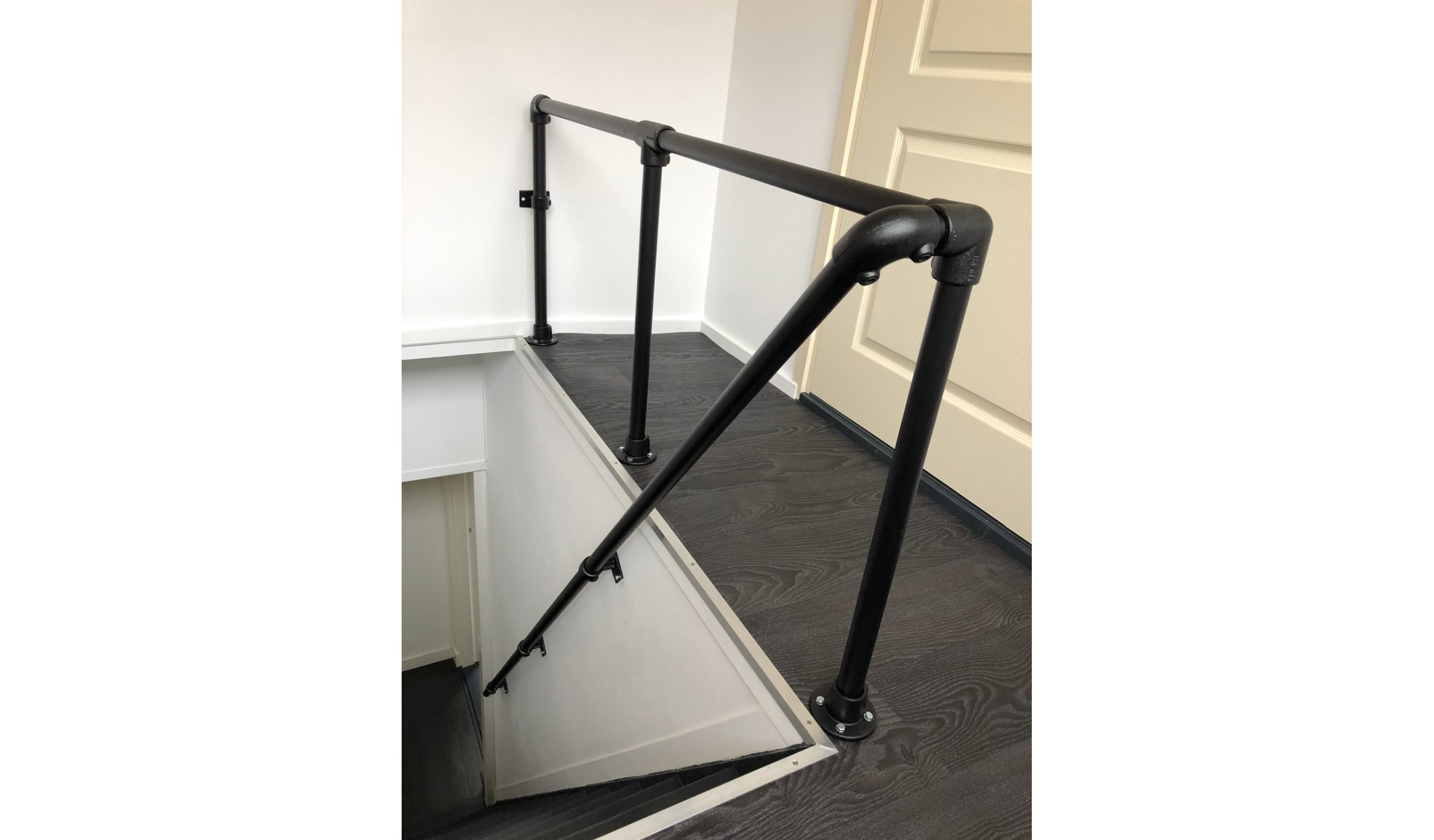 Sort gel�nder til trappe i sorte clamps og r�r