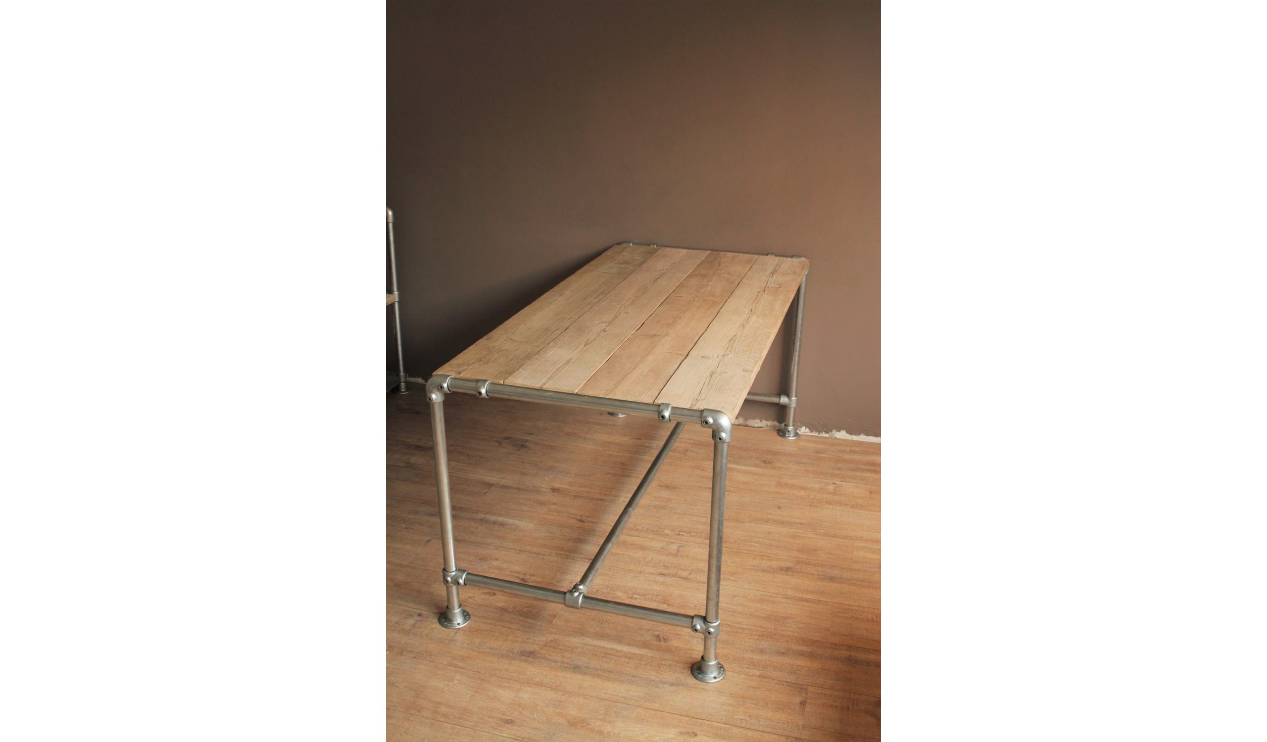 R� DIY bord med galvaniserede clamps og fittings