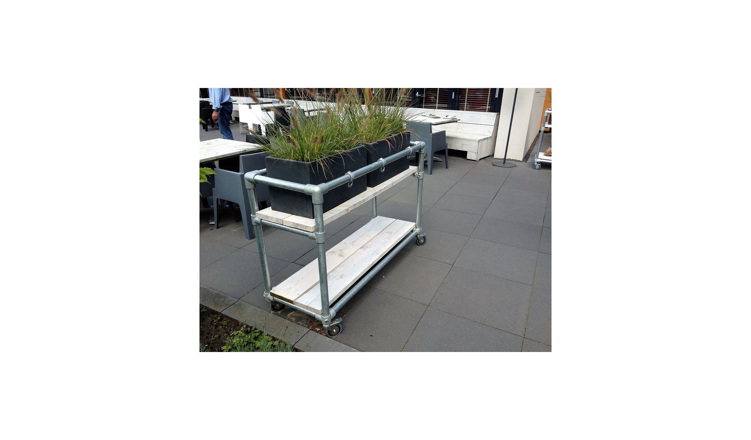 Smart planteb�nk udf�rt i galvaniserede r�r og fittings