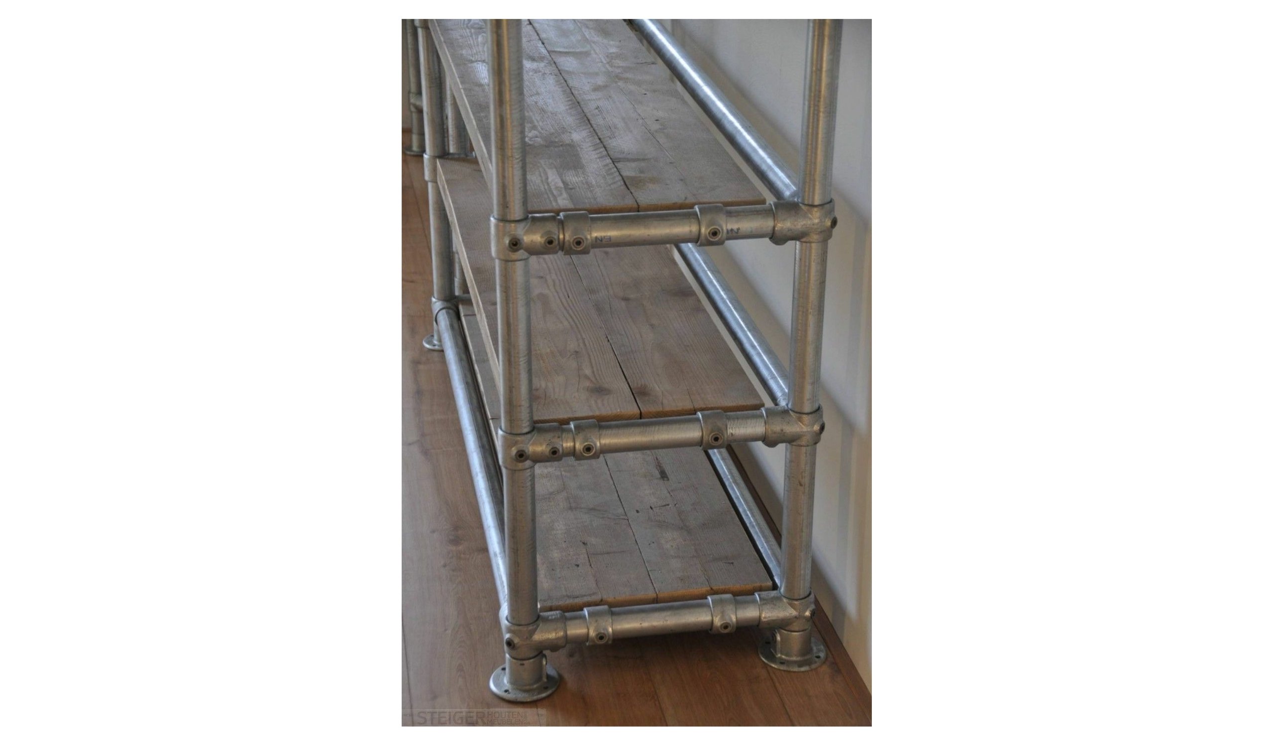 Rigtig r� DIY reol med clamps og fittings i galvaniseret