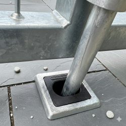 Locinox skudrigle og port stop monteret p� smedejernsport